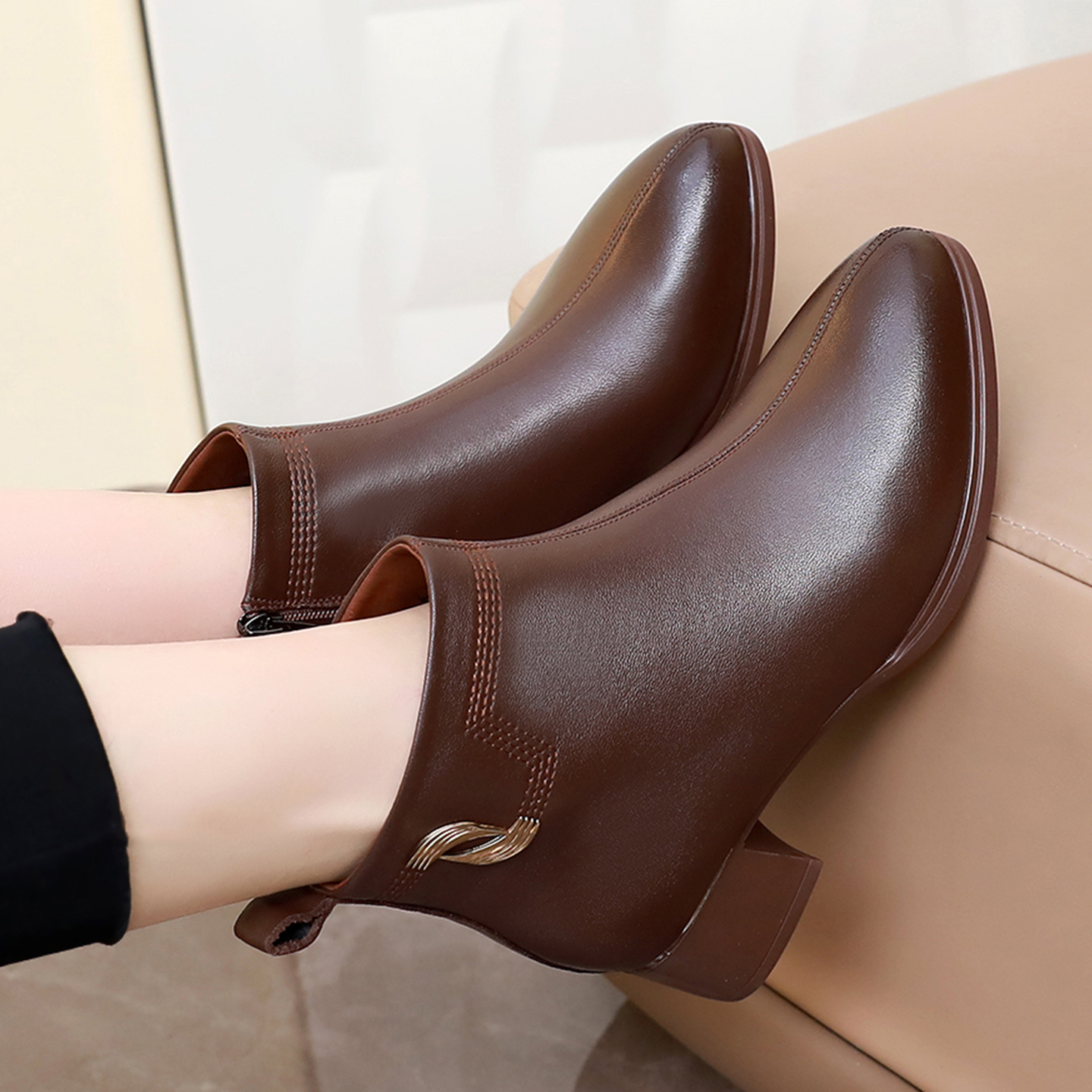 秋冬季女鞋软底粗跟羊皮短靴女中跟舒适加绒棉皮鞋妈妈鞋大码靴子