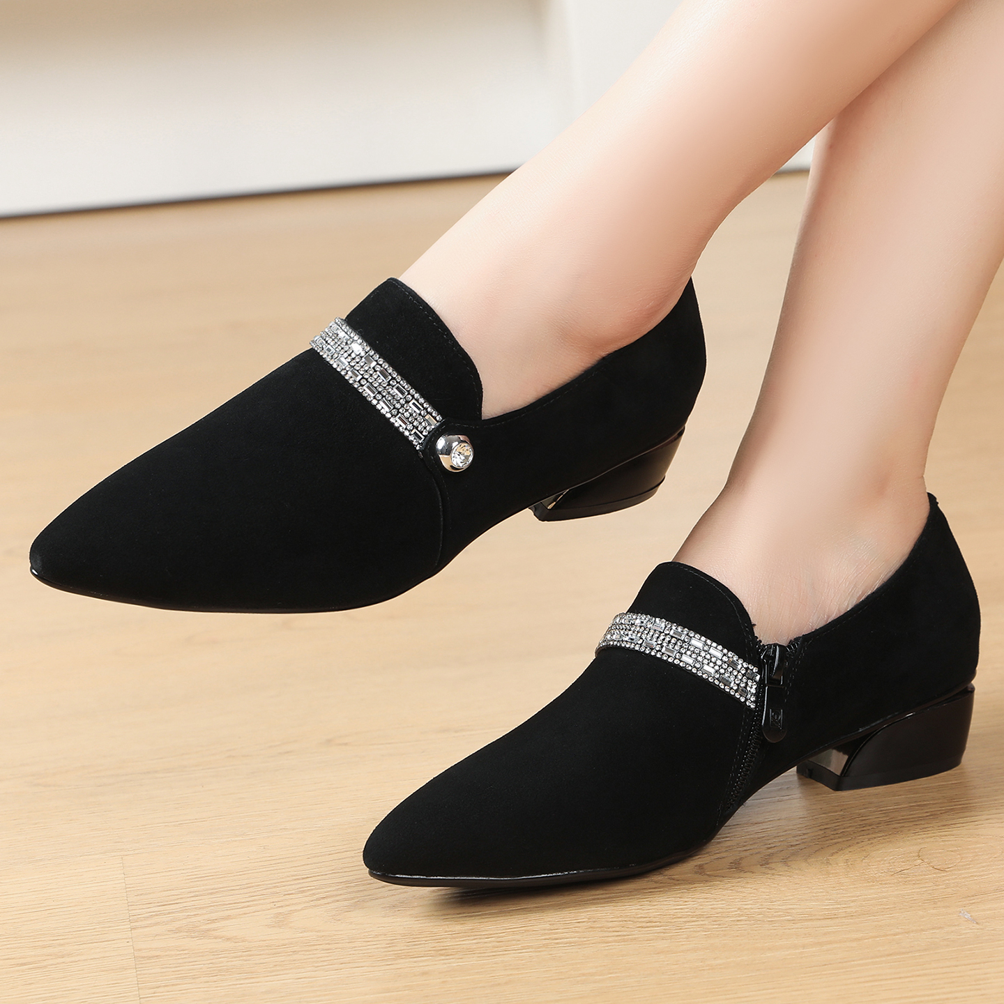 水钻尖头小皮鞋女秋冬深口加绒单鞋低跟羊皮绒面女鞋磨砂皮豆豆鞋