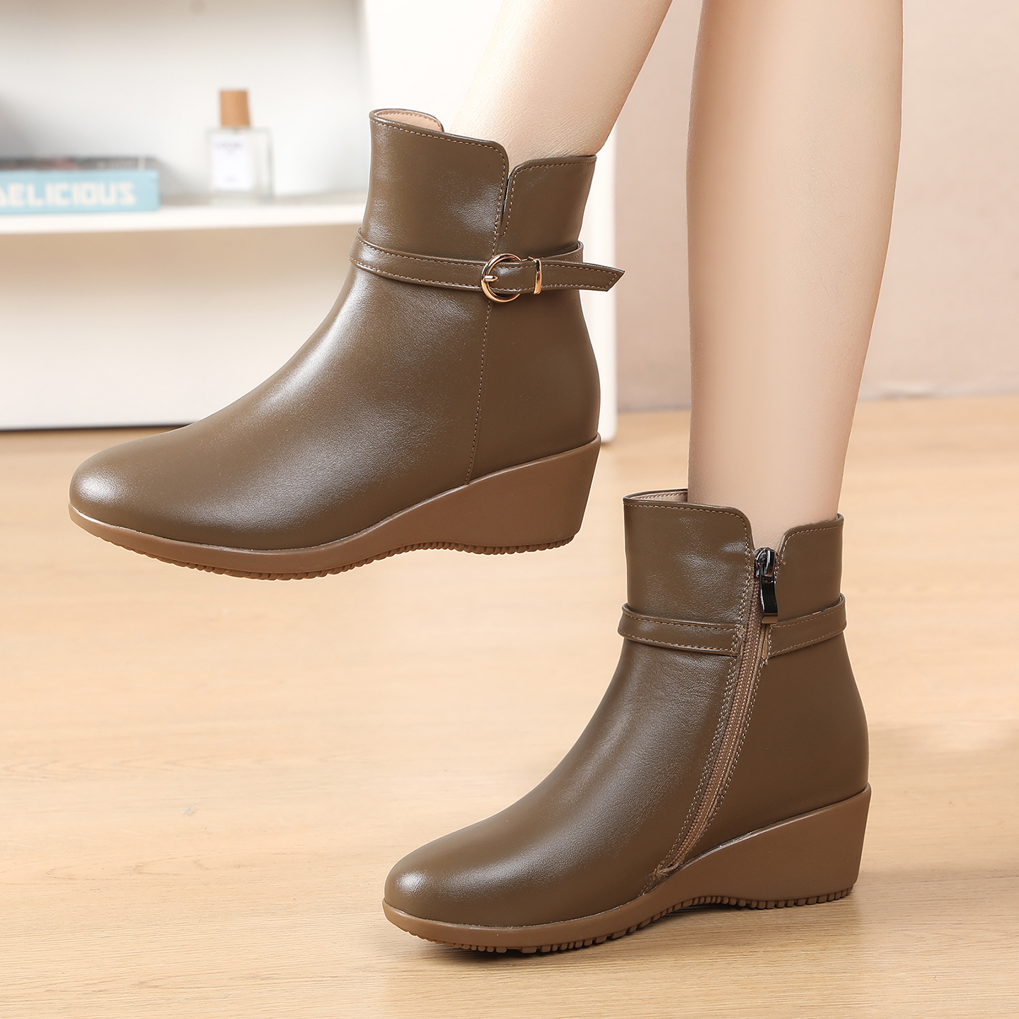 真皮坡跟短靴女秋冬不累脚舒适妈妈鞋圆头百搭软底防滑加绒棉皮鞋