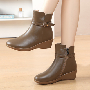 真皮坡跟短靴女秋冬不累脚舒适妈妈鞋圆头百搭软底防滑加绒棉皮鞋