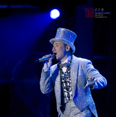 个性时尚明星同款亮片燕尾服