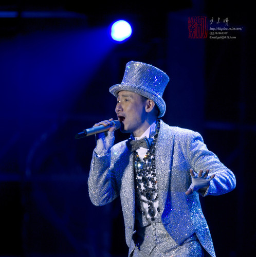 个性时尚明星同款亮片燕尾服