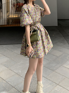 W花花家褶皱碎花连衣裙女泡泡袖收腰A字沙滩裙春装2025款女Alice