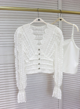 W花花家韩版小心机V领修身衬衫女短款喇叭袖镂空蕾丝衫上衣Alice