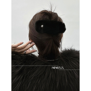 毛茸茸 后脑勺盘发头饰冬季 NINE九 秋冬毛绒绒珍珠发夹女2025新款