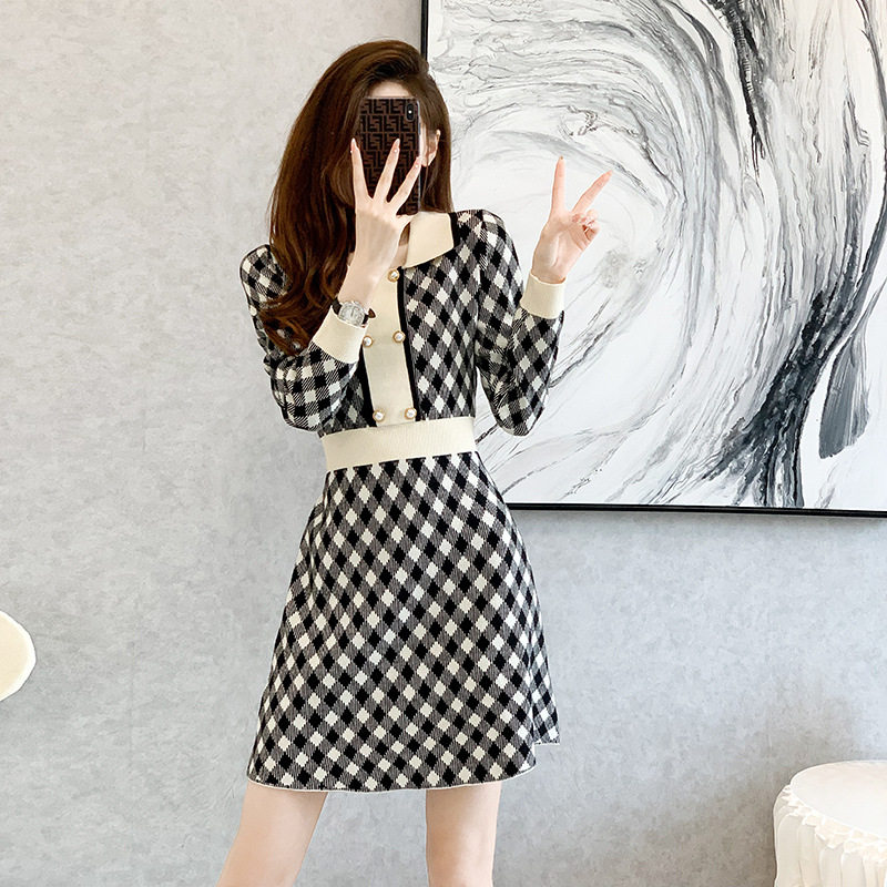 针织连衣裙女秋冬季新款小个子女装复古小香风长袖打底A字毛衣裙