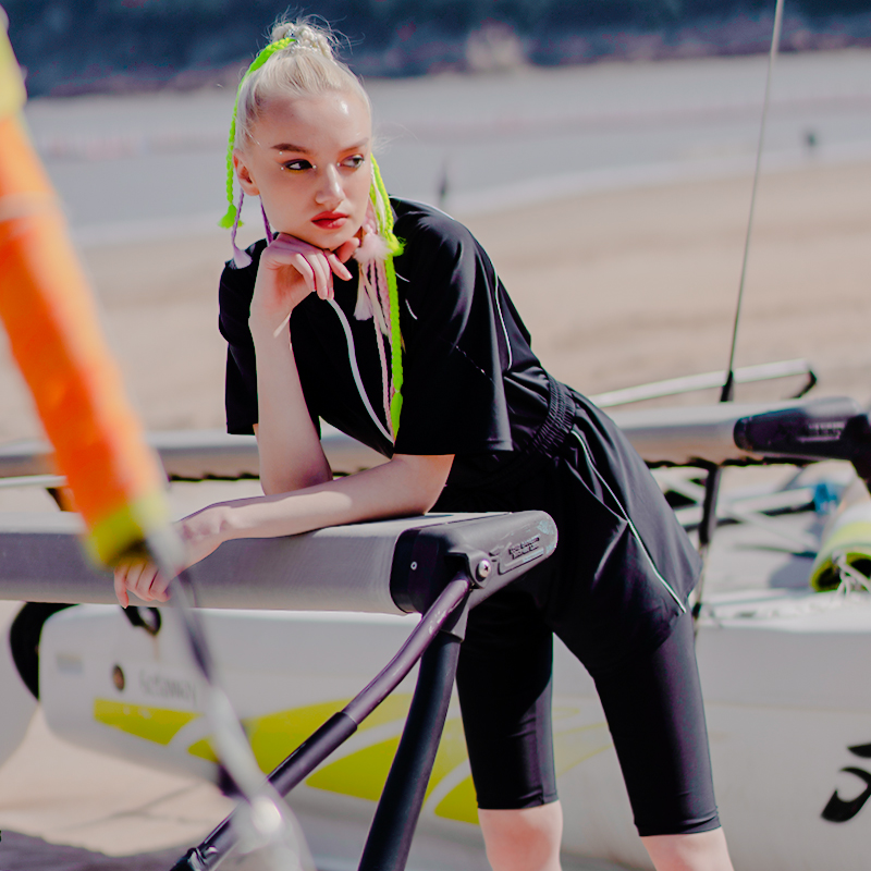 李小饭拉链式立领时尚女收腰泳衣