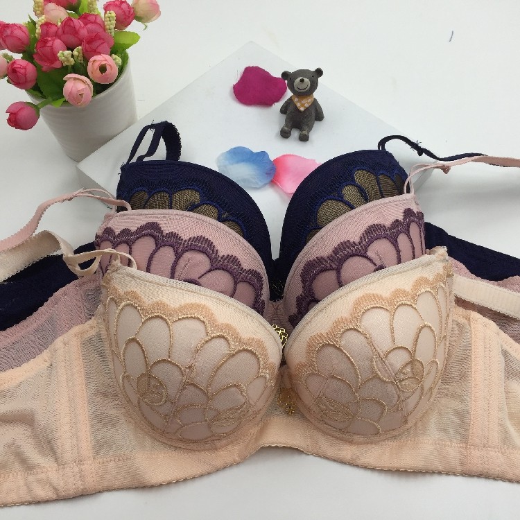 YZY品牌特卖A杯厚杯文胸内衣三排扣蕾丝聚拢调整型6692
