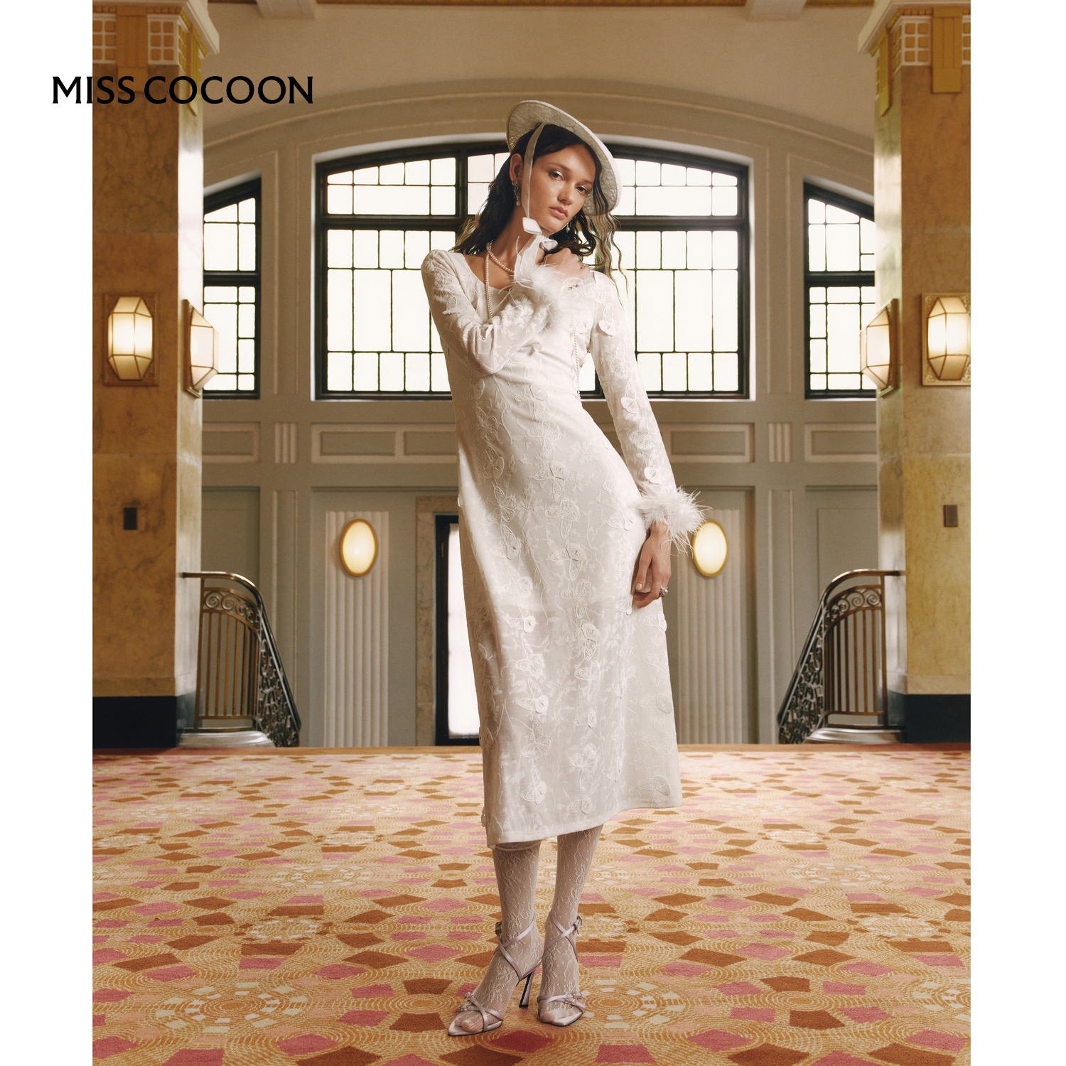 MISSCOCOON可可尼薄款针织裙女2025秋季新款修身U型领收腰连衣裙