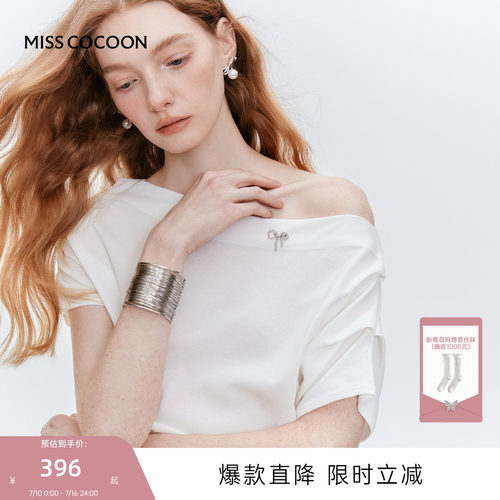 MISS COCOON可可尼女款法式设计感斜肩上衣2026夏季新款白色短袖