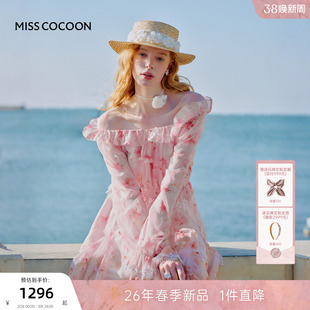 MISSCOCOON可可尼木耳边蕾丝娃娃裙女2026春新款一字肩印花连衣裙
