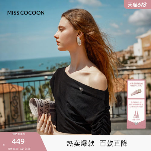 MISS COCOON可可尼女款法式设计感斜肩上衣2026夏季新款黑色短袖