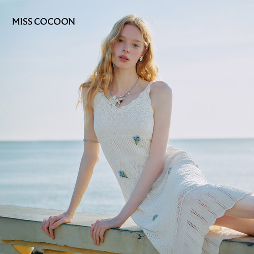 MISSCOCOON可可尼刺绣针织吊带裙