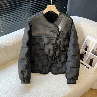 圆领羽绒服女短款轻薄款休闲百搭PU皮拼接2025秋冬新款显瘦外套潮