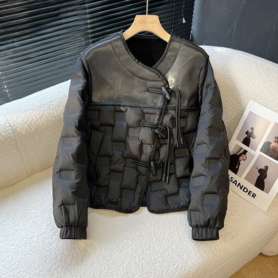 圆领羽绒服女短款轻薄款休闲百搭PU皮拼接2025秋冬新款显瘦外套潮