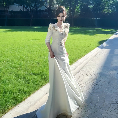 白色长袖鱼尾主持人晚礼服大气女