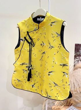 2024年早秋黄色织锦缎马甲背心女原创设计复古刺绣新中式盘扣上衣