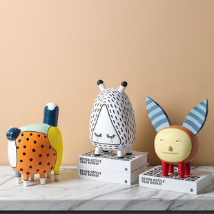 现代北欧卡通可爱趣味彩绘树脂抽象动物手办摆件家居样板间装饰品