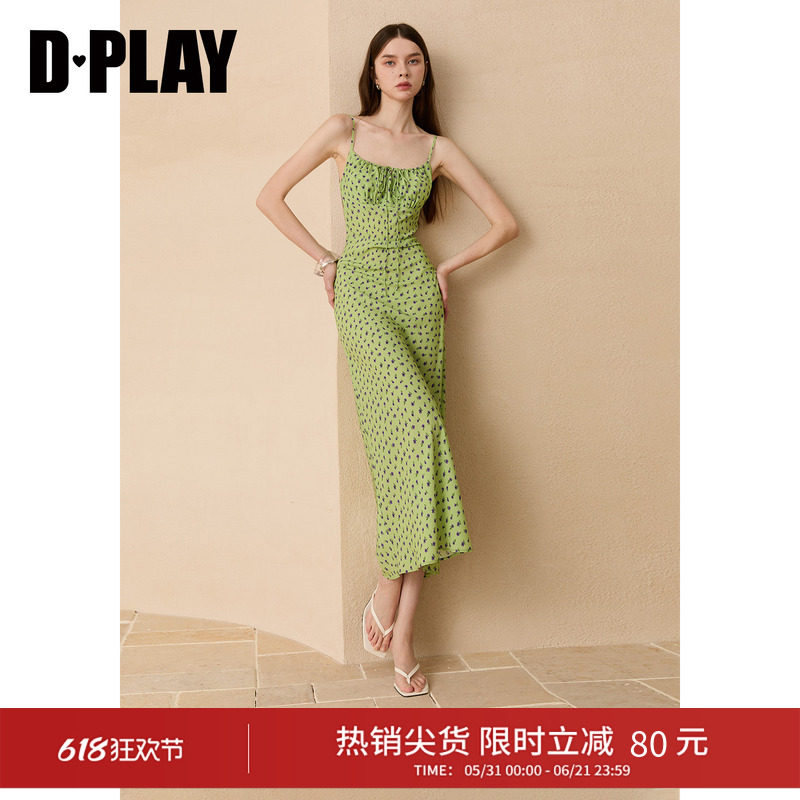 DPLAY绿色印花V领镂空收腰A摆吊带连衣裙度假2026夏季新款女裙