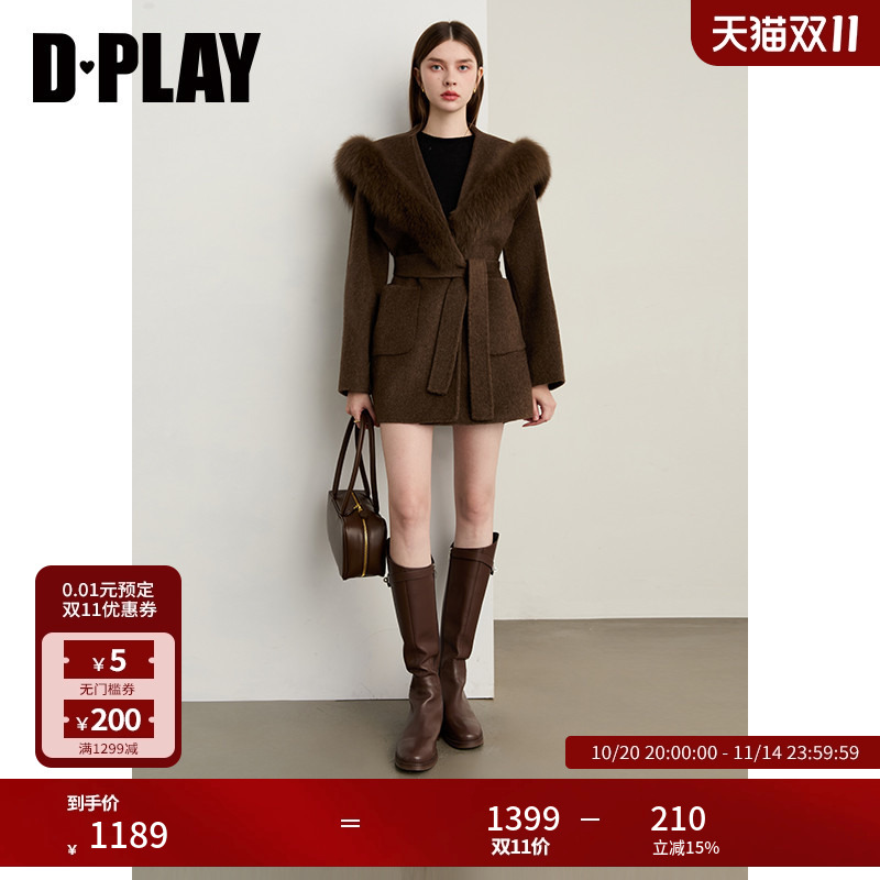 翻领,两侧对称贴袋,本布可拆系带,双面呢