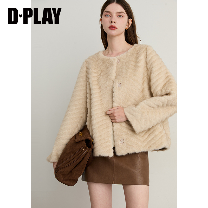 DPLAY2025年冬季新款米色圆领仿皮草外套女气质复古插袋上衣
