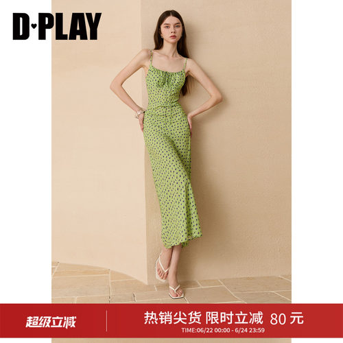 窄吊带设计，领口橡筋收口，V字镂空