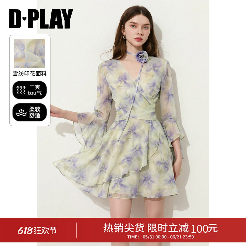 DPLAY黄色连衣裙女印花V领收腰法式立体花朵系带短裙2026年夏季
