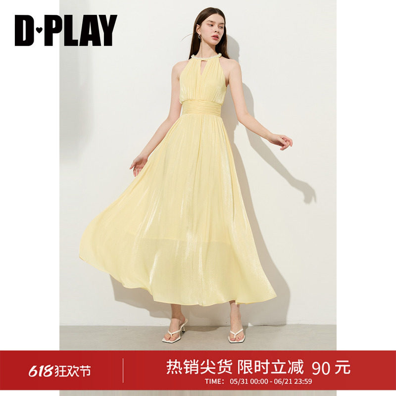 DPLAY2026年夏季新款黄色连衣裙缎面珍珠感链条度假海边长款裙子