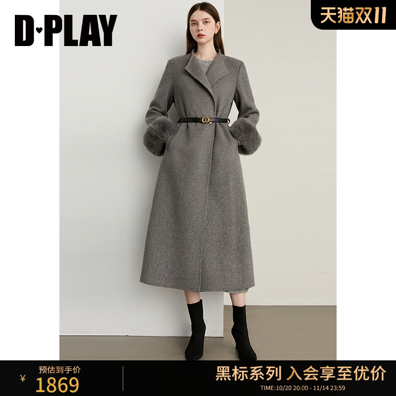 立领,可拆卸顺色毛袖垫,双排金属浮雕扣