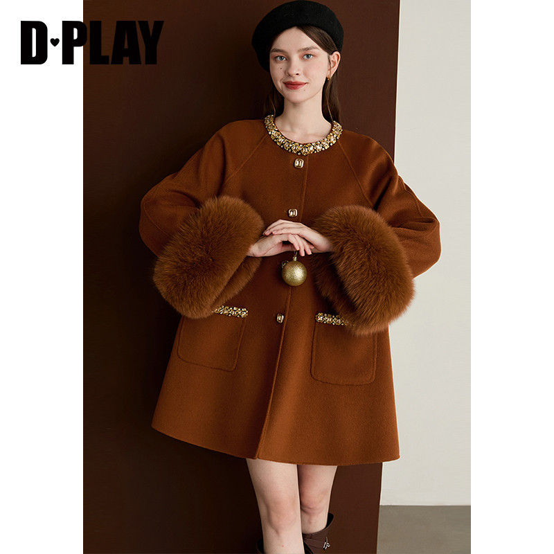 圆领,插肩袖,两侧对称贴袋