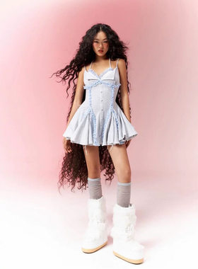 Mangata 吊带木耳边单排扣小裙摆甜美连衣裙