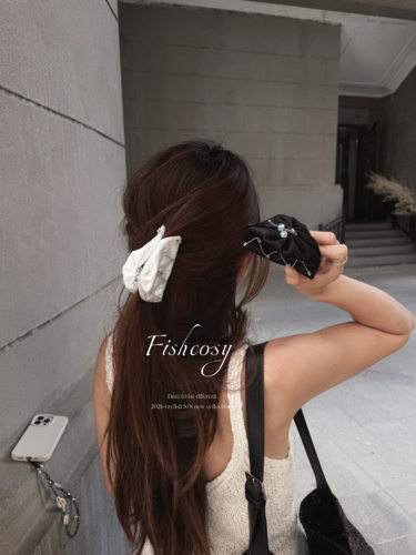 冰透水晶 Fishcosy 褶皱缎面半弧形鲨鱼夹 夏季百搭发抓 韩国设计