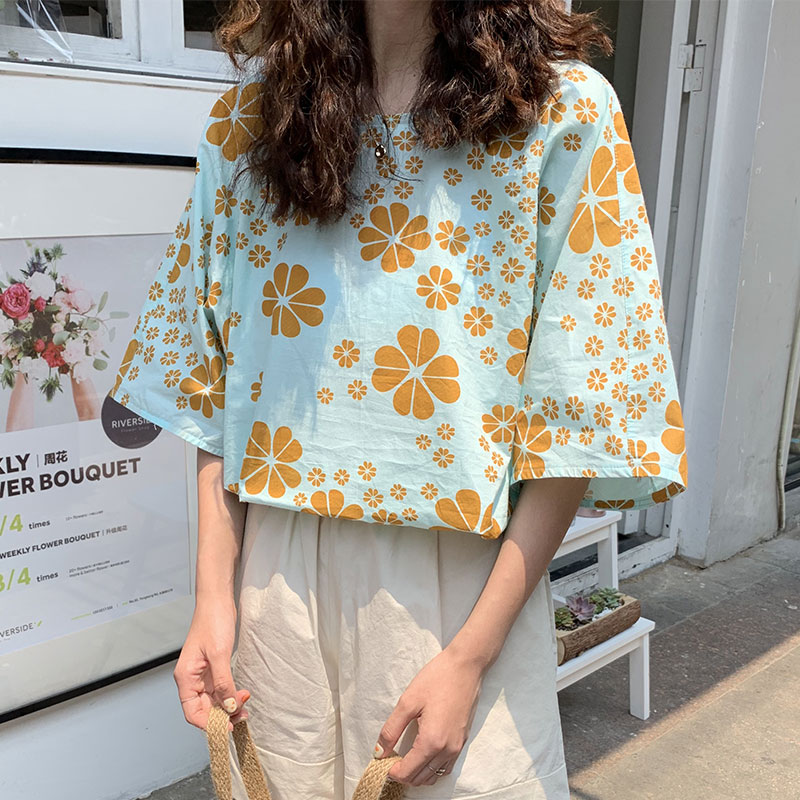 Photo taken in summer: Korean retro Hong Kong style printing round neck open back design sense minority shirt half sleeve t-shirt female