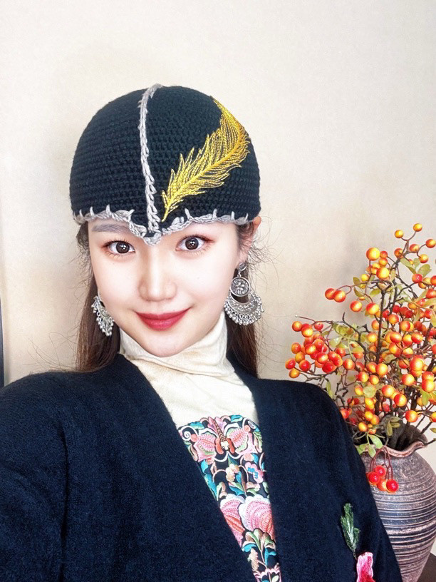 新款秋冬手工钩织美人尖毛线帽女白发保暖护耳针织帽显脸小包头帽