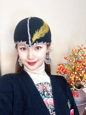 新款秋冬手工钩织美人尖毛线帽女白发保暖护耳针织帽显脸小包头帽