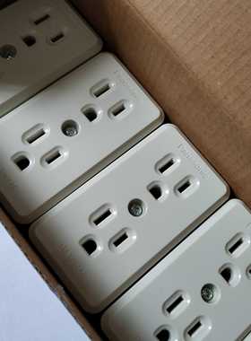 白色中国台湾产加厚WKF3004W松下Panasonic 接地美式露出双联插座