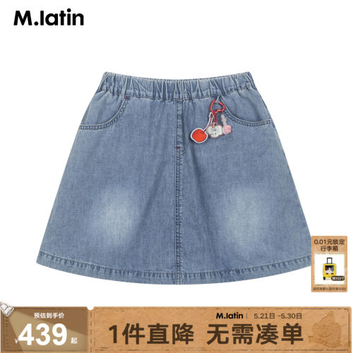 A字浅蓝牛仔半身裙，小白玉挂饰元气活泼