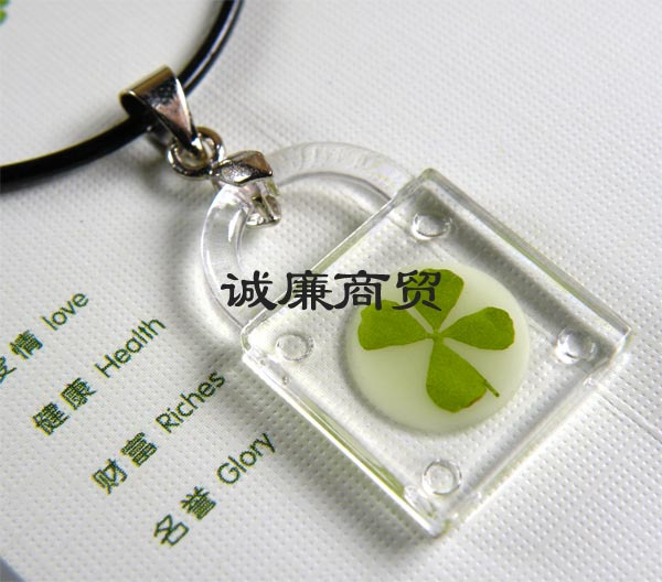 欧罗芭夜光吊坠项链幸运草