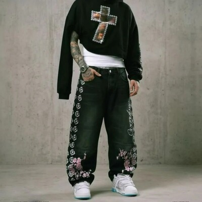 Letter patterns, cherry blossom art graffiti, loose jeans.