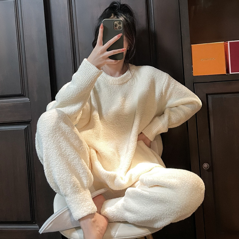 奶白圆领珊瑚绒毛线毛绒软糯睡衣