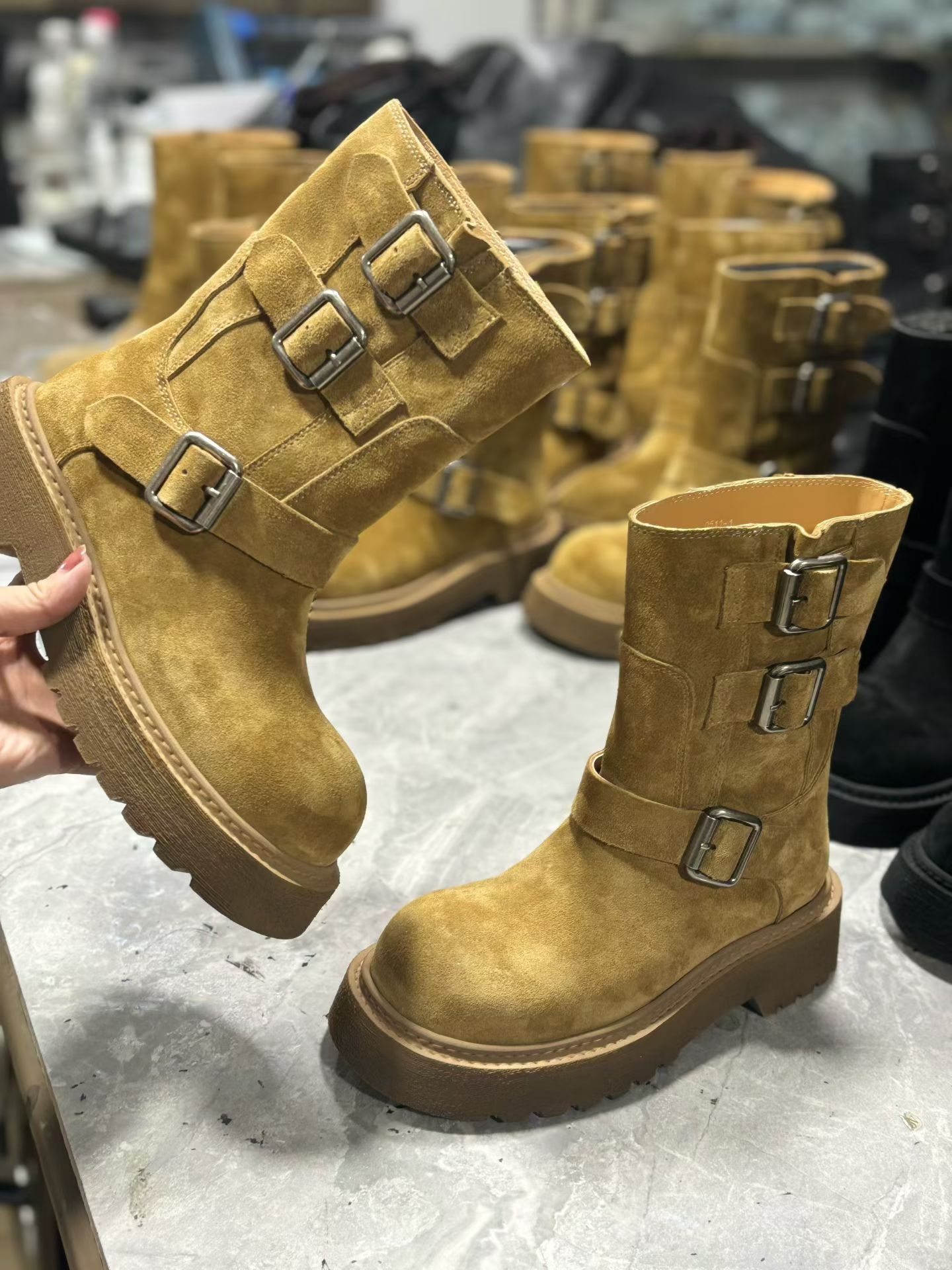 17年老店欧货2025秋冬新款真皮圆头套筒粗跟中筒时装靴复古堆堆靴