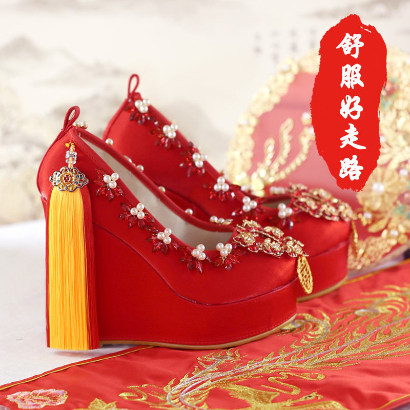 秀禾服婚纱红色坡跟鞋图片