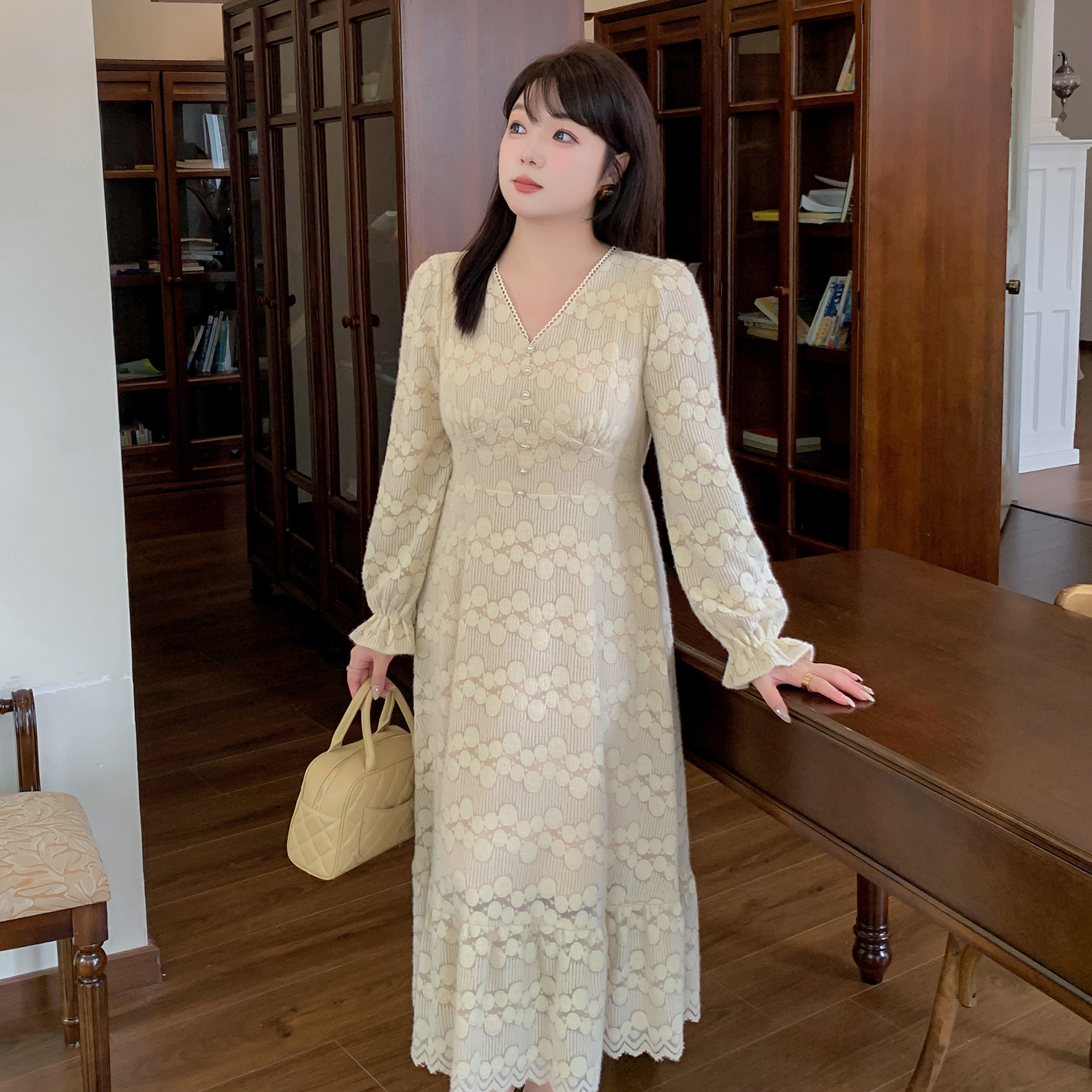 秋冬大码温柔V领蕾丝显瘦连衣裙