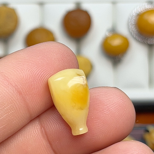 蜜蜡特价三通9.6X8.3mm