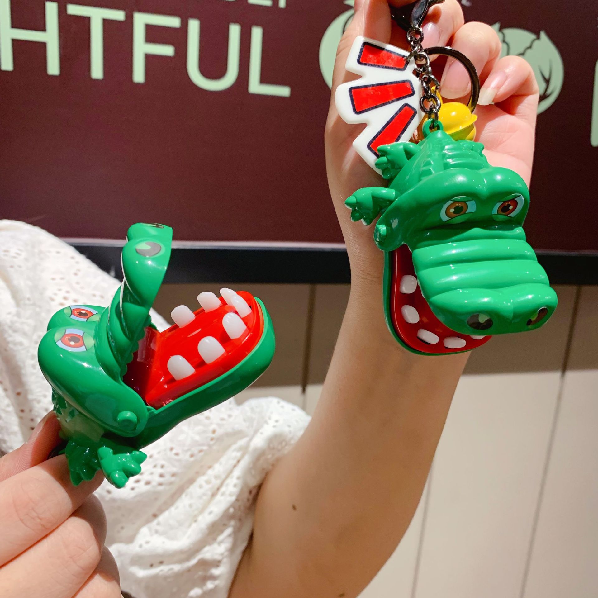 网红小鳄鱼咬手指钥匙扣背包挂件