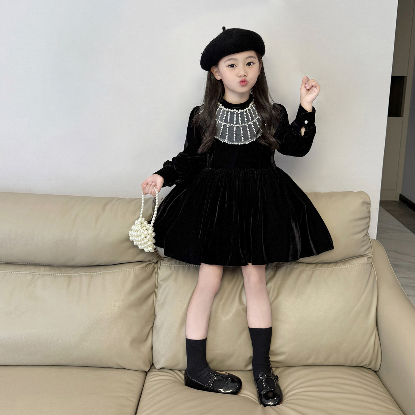 女童秋冬丝绒加绒重工小黑连衣裙