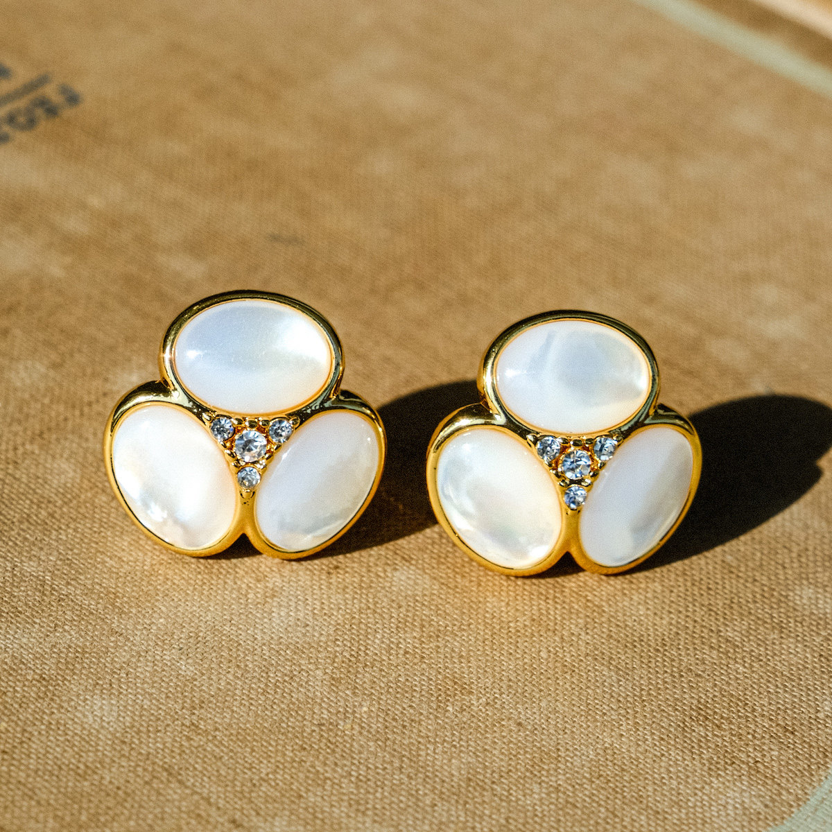 轻珠宝线《芙蕾雅》复古手作白贝母耳饰三瓣椭圆白蝶贝耳钉耳夹