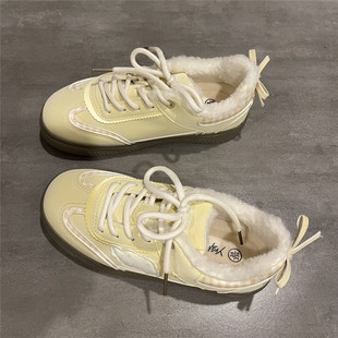 七七主人家 奶黄色加绒德训鞋女平跟板鞋女鞋保暖冬季棉鞋女韩版