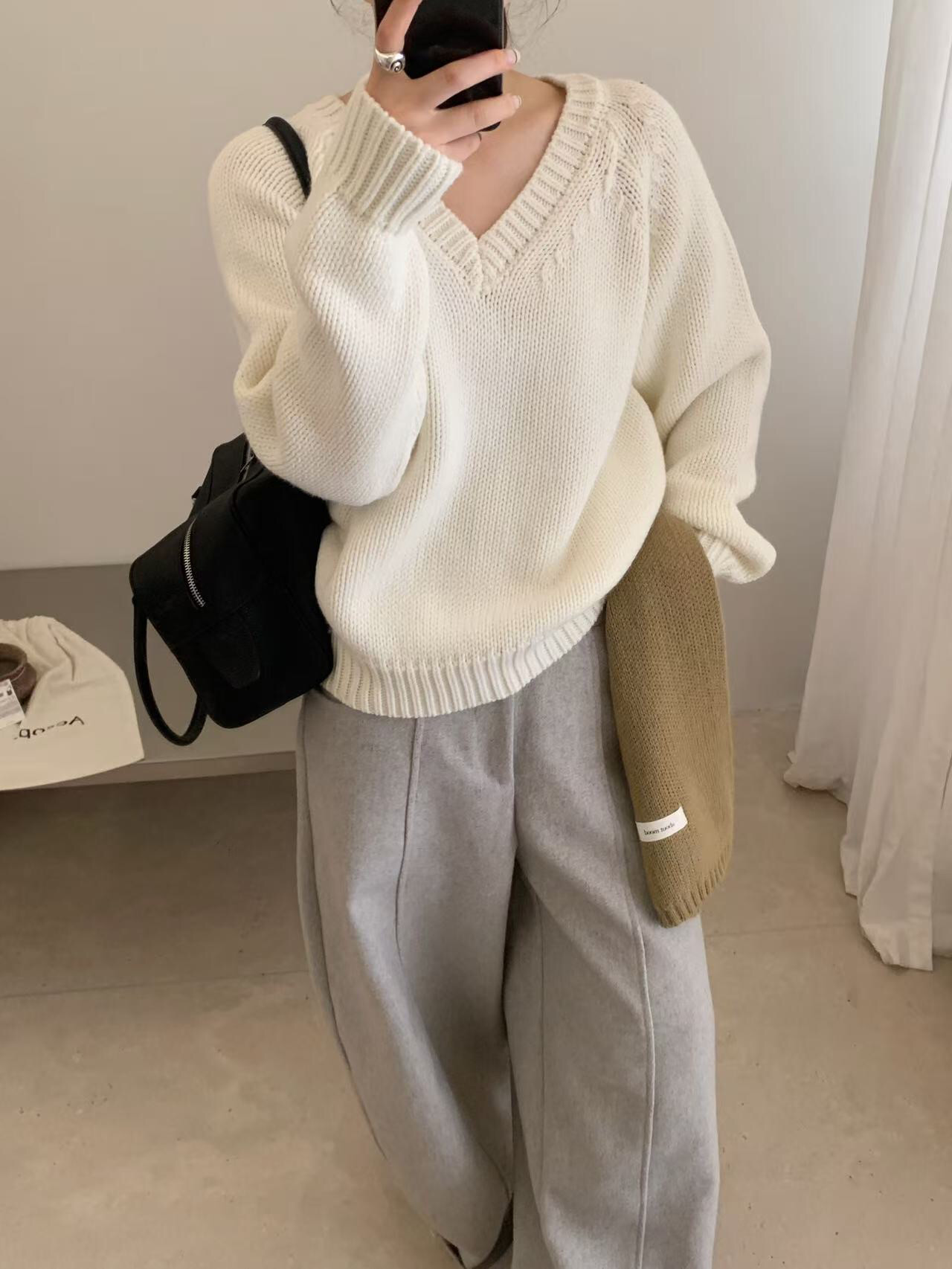 韩系纯色v领棉感软糯套头毛衣女