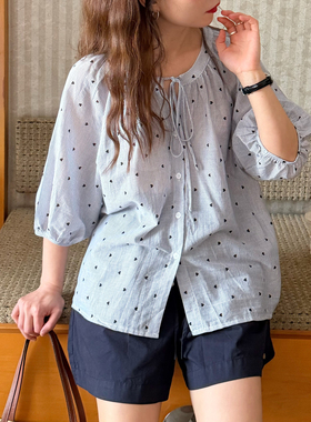 大吹女 舒适自然空气凉感蓝色条纹治愈系V领系带爱心波点上衣
